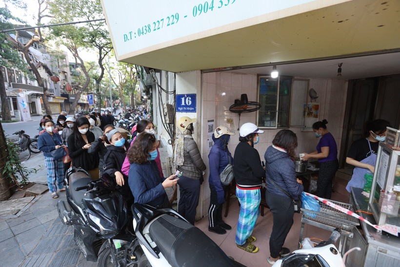 Hàng dài người đợi mua bánh trôi, bánh chay tại Hà Nội.