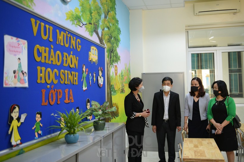 Đoàn công tác quận Hoàn Kiếm đến kiểm tra công tác đón học sinh quay trở lại trường học.