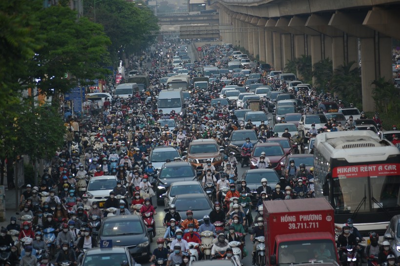 Đường phố đông đúc vào ngày cuối cùng trước kỳ nghỉ lễ làm giao thông tại nhiều tuyến phố tại Hà Nội trở nên ùn ứ.