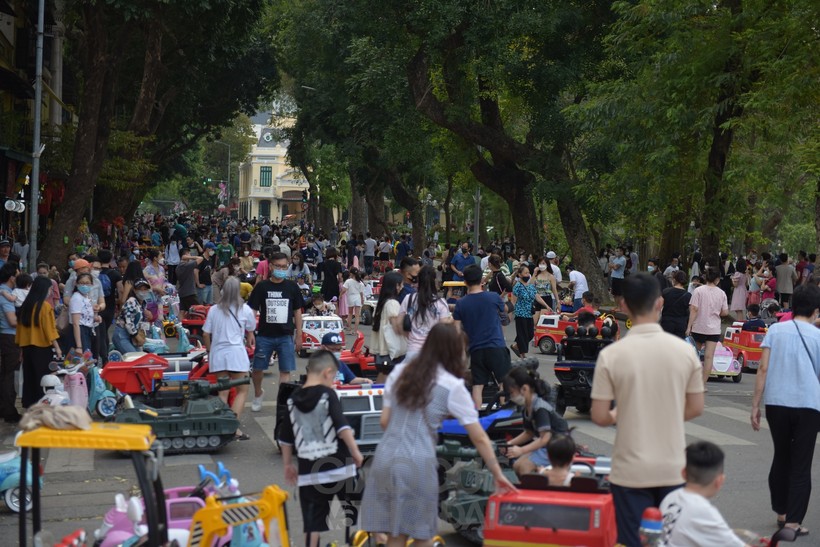 Hàng nghìn người dân Thủ đô đổ về phố đi bộ Hồ Gươm trong ngày nghỉ lễ Giỗ Tổ Hùng Vương.