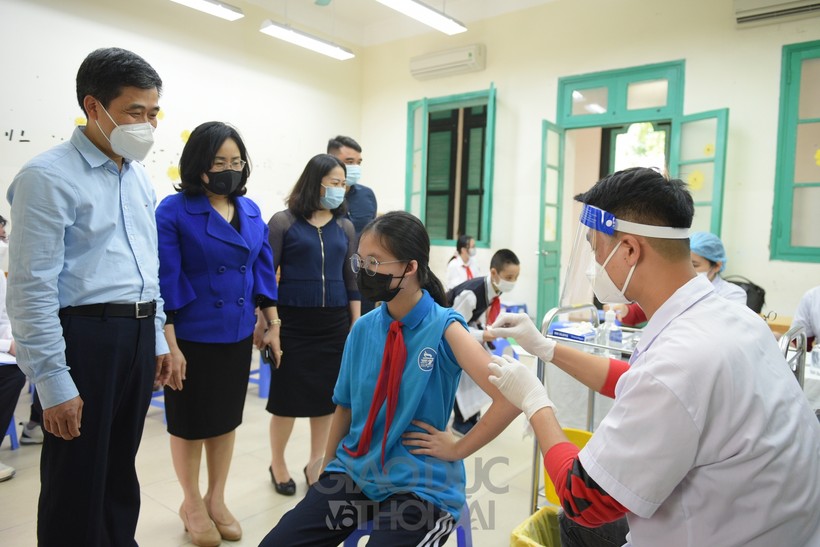 Đoàn kiểm tra công tác tiêm vắc xin phòng Covid-19 cho trẻ từ 5 đến dưới 12 tuổi của quận Hoàn Kiếm.
