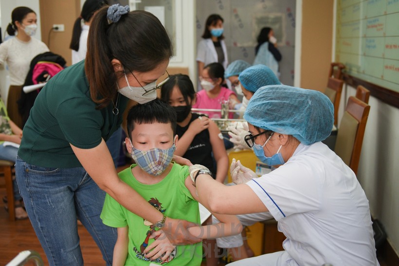 Hôm nay 21/4, tại trường Tiểu học Tây Sơn bắt đầu triển khai tiêm Vắc xin Covid-19 cho học sinh khối tiểu học.