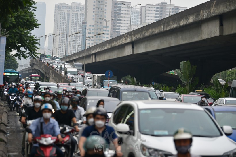 Lượng phương tiện tăng đột biến, khiến nhiều tuyến đường tại Hà Nội trở nên ùn tắc kéo dài.