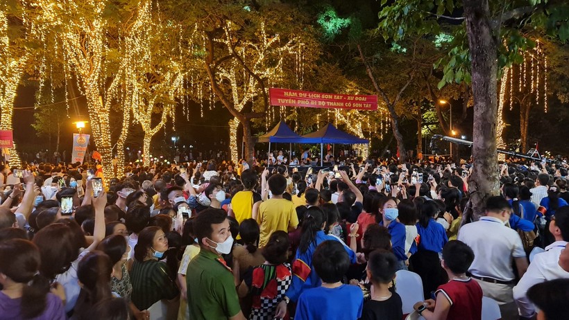 Khoảng 15 vạn người đã đổ về phố đi bộ Thành cổ Sơn Tây vào tối ngày khai trương.