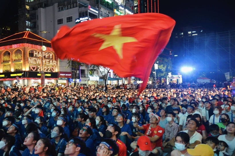 Hàng nghìn cổ động viên tiếp sức cho đội tuyển Việt Nam qua màn hình.