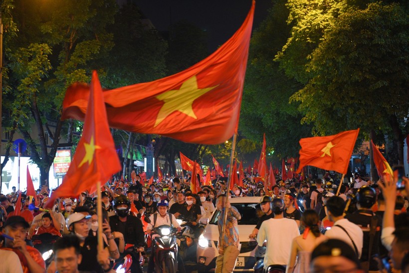 Hàng ngàn cổ động viên đổ ra những tuyến phố để ăn mừng chiến thắng của đội tuyển U23 Việt Nam.