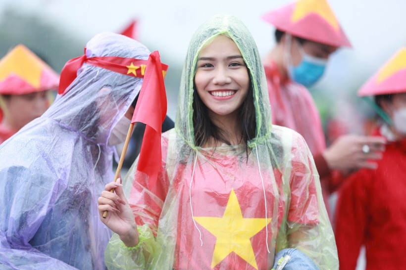 Cổ động viên đội mưa cổ vũ cho đội tuyển Việt Nam.