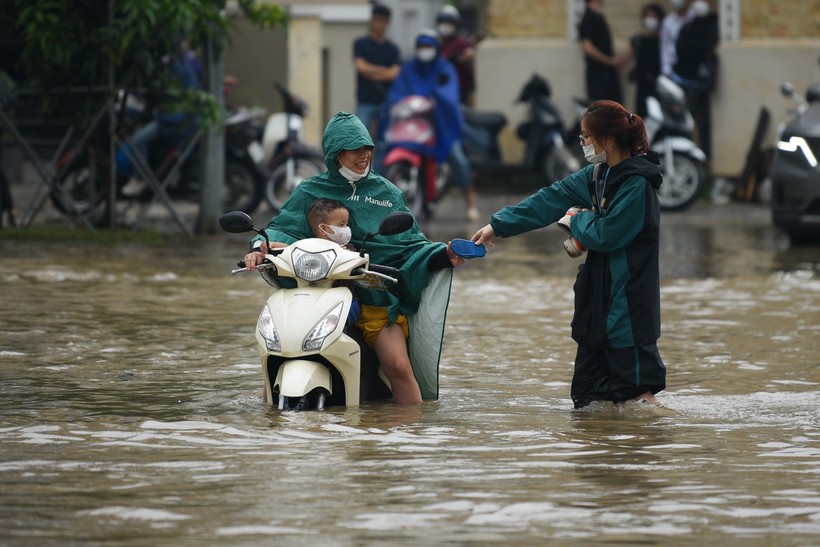 Nhiều tuyến đường tại Hà Nội ngập sâu sau cơn mưa lớn vào lúc sáng sớm.