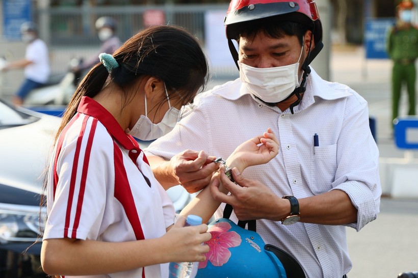 Sáng 18/6, gần 107 nghìn thí sinh tại Hà Nội bước vào môn thi đầu tiên trong kỳ thi lớp 10 công lập.