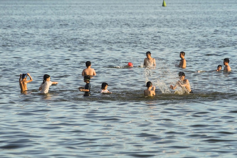 Những ngày nắng nóng, nhiều người dân đã lựa chọn ra Hồ Tây tắm để giải nhiệt.