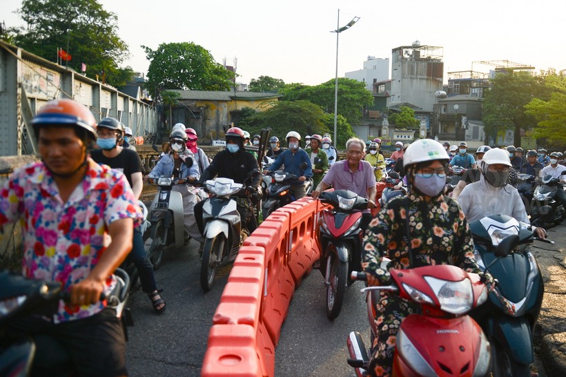 Cầu Long Biên lập rào chắn ngăn xe ba gác, ô tô