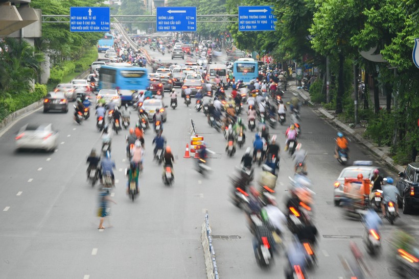 Giao thông như 'ma trận' tại đường Nguyễn Trãi trong ngày đầu khi lắp dải phân cách cứng chia làn xe máy và ô tô.