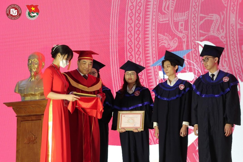 Quang Anh (đứng thứ 2 từ phải sang) nhận bằng khen trong lễ tốt nghiệp.