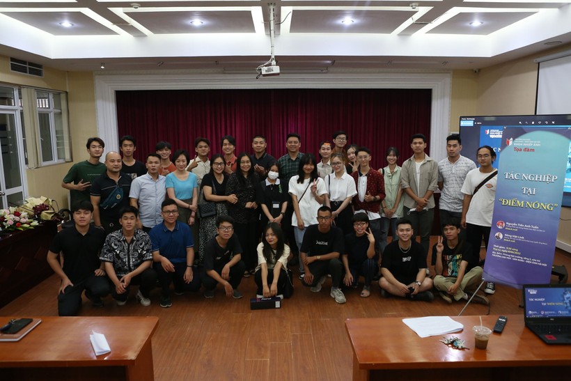 Sinh viên của khoa Nhiếp ảnh chụp ảnh cùng giảng viên, khách mời sau tọa đàm 'Tác nghiệp tại Điểm nóng'.