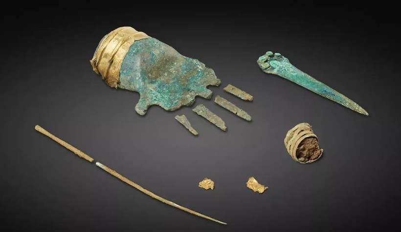 Bộ đồ vật được tìm thấy trong ngôi mộ của Prêles: tất cả đồ vật đều bằng đồng trừ những miếng vàng tấm quấn quanh bàn tay.