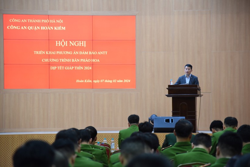 Ông Phạm Tuấn Long- Chủ tịch quận Hoàn Kiếm phát biểu tại hội nghị.