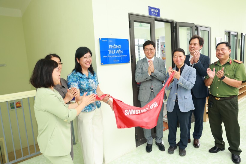 Trao tặng phòng máy tính, thư viện và sân bóng cho Trường Hy vọng tại Lạng Sơn 