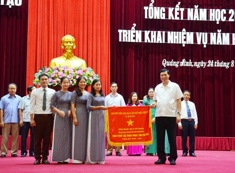 Thừa ủy quyền của Thủ tướng Chính phủ, Chủ tịch UBND tỉnh Nguyễn Đức Long đã trao Cờ thi đua của Thủ tướng Chính phủ cho đơn vị dẫn đầu phong trào thi đua.