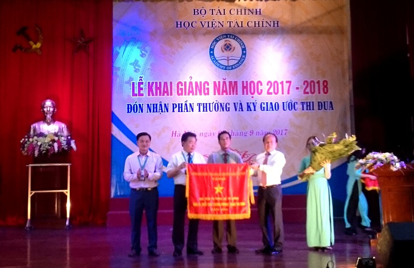 Lãnh đạo Học viện đón nhận cờ thi đua của Chính phủ
