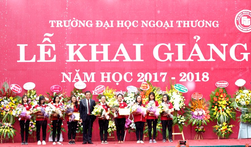 PGS.TS Bùi Anh Tuấn trao thưởng cho các sinh viên xuất sắc