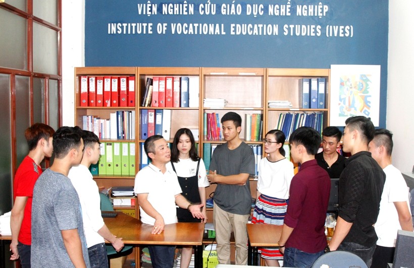 Phó Viện trưởng Nguyễn Anh Quân chia sê kinh nghiệm với các học viên
