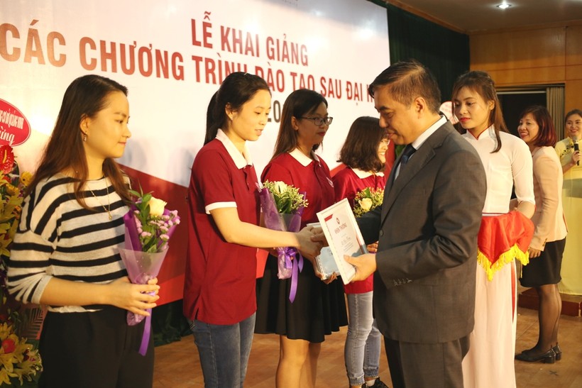 PGS.TS Bùi Anh Tuấn - Hiệu trưởng nhà trường trao phần thưởng cho các học viên