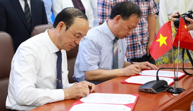 GS Trịnh Minh Thụ và GS Li Fei ký thoả thuận hợp tác