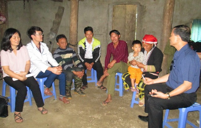 Đoàn công tac đến thăm một gia đình người Dao ở xã Tả Phìn, huyện Sa Pa, tỉnh Lào Cai