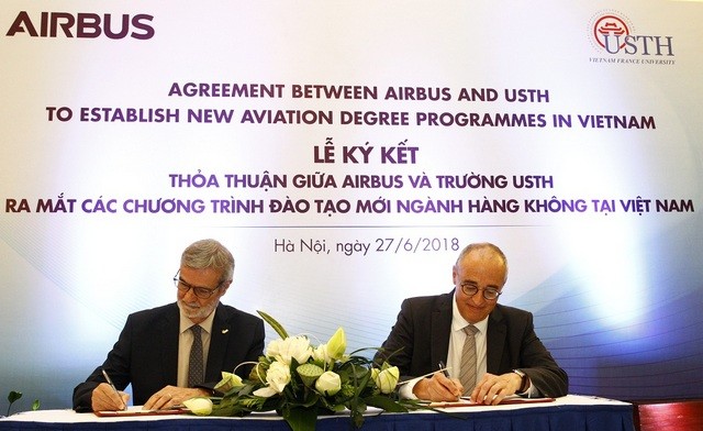 Hiệu trưởng USTH và Giám đốc Bộ Phận Hợp tác Quốc tế của Airbus ký kết văn bản