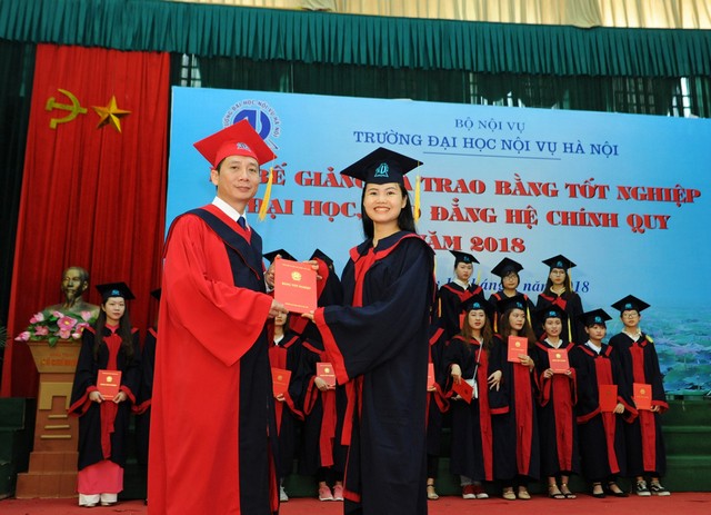 PGS.TS Nguyễn Bá Chiến - Hiệu trưởng nhà trường trao bằng tốt nghiệp cho tân cử nhân
