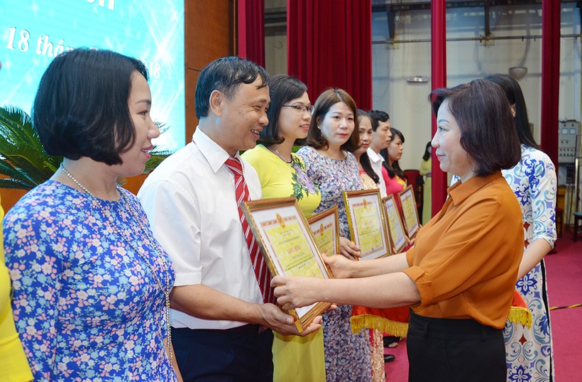 Phó Chủ tịch UBND tỉnh Vũ Thị Thu Thuỷ trao Bằng khen cho các cá nhân và tập thể.