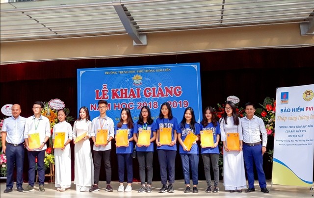 PVI trao quà cho HS Trường THPT Kim Liên, Hà Nội