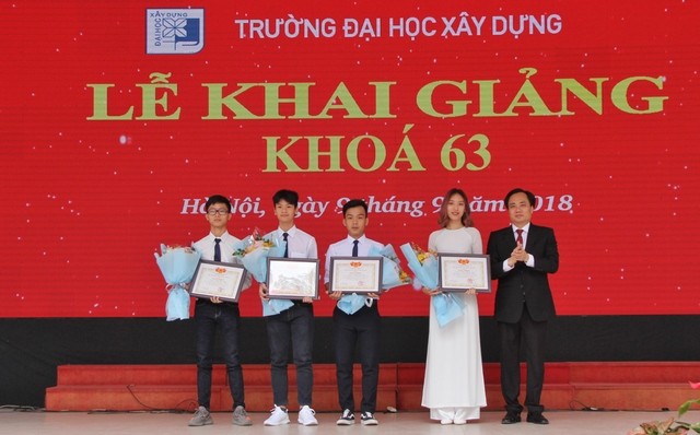 PGS.TS Phạm Xuân Anh trao thưởng cho các thủ khoa năm 2018
