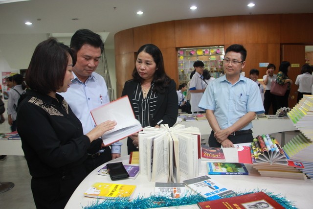 Phó Chủ tịch UBND tỉnh giới thiệu sách với Thứ trưởng Nguyễn Hữu Độ 