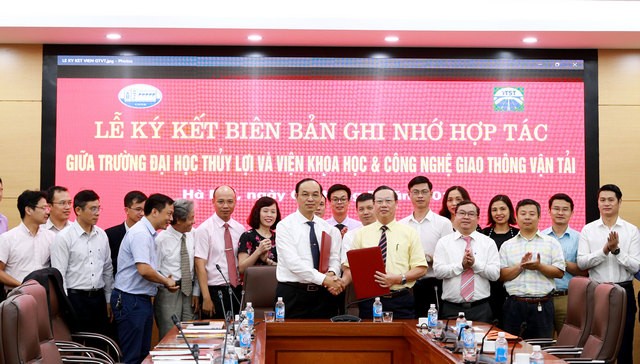 GS.TS Trịnh Minh Thụ và PGS.TS Nguyễn Xuân Khang trao văn bản ký kết 