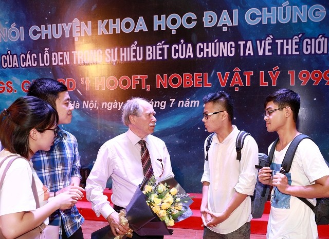 Khoa học gia thế giới đến nói chuyện với sinh viên VNU