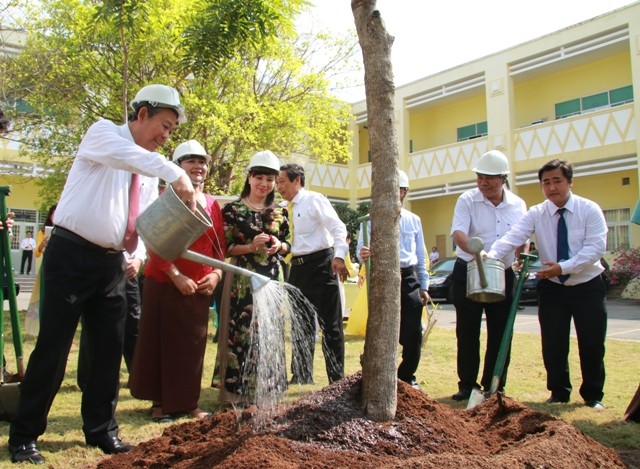  Phó Thủ tướng trồng cây lưu niệm tại sân trường