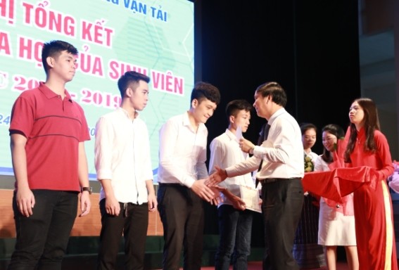 GS.TS Nguyễn Ngọc Long - Hiệu trưởng nhà trường khen thưởng sinh viên giải Nhất