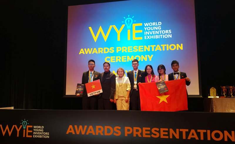 Các học sinh Việt Nam nhận giải Vàng tại WYIE 