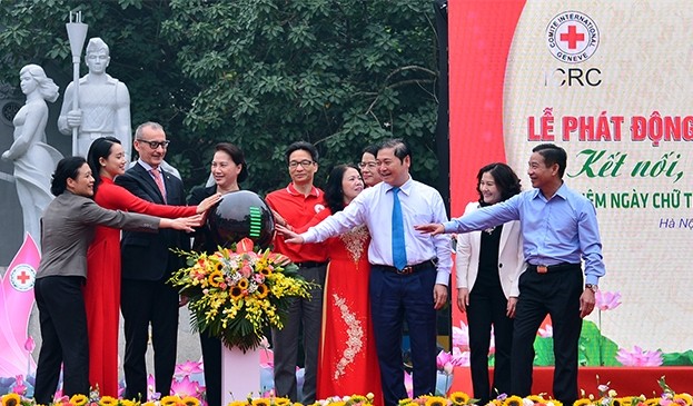 Chủ tịch Quốc hội Nguyễn Thị Kim Ngân, Phó Thủ tướng Vũ Đức Đam cùng quan khách bấm nút khởi động "Tháng Nhân đạo" 2019.