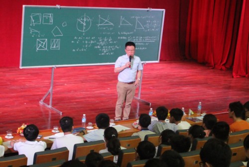 Giáo sư Ngô Bảo Châu trực tiếp giao lưu, giảng dạy cho các em học sinh và giáo viên các trường THPT chuyên khu vực miền Bắc về những kiến thức Toán học