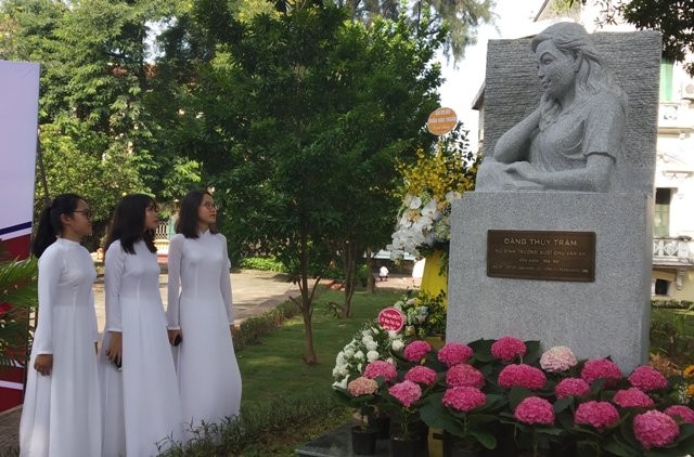 Nữ sinh Trường THPT Chu Văn An bên bức tượng chị Đặng Thùy Trâm.
