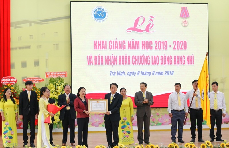 Trường Đại học Trà Vinh vinh dự đón nhận Huân chương Lao động hạng Nhì.