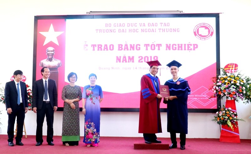 PGS.TS Bùi Anh Tuấn trao bằng tốt nghiệp cho các tân cử nhân.