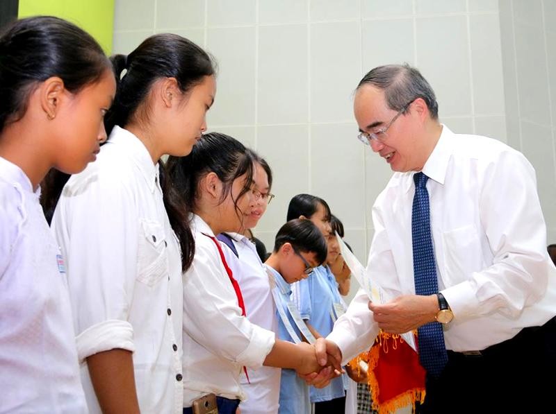 Bí thư Thành ủy Nguyễn Thiện Nhân trao học bổng cho các HS-SV nghèo.