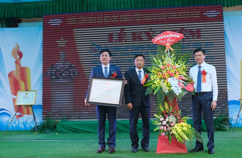 Phó Giám đốc Sở GD&ĐT tỉnh Nam Định Nguyễn Xuân Hồng trao chứng nhận Chuẩn quốc gia cho trường.