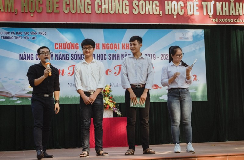 Học sinh Trường THPT Yên Lạc, Vĩnh Phúc nghe tư vấn cách học giỏi