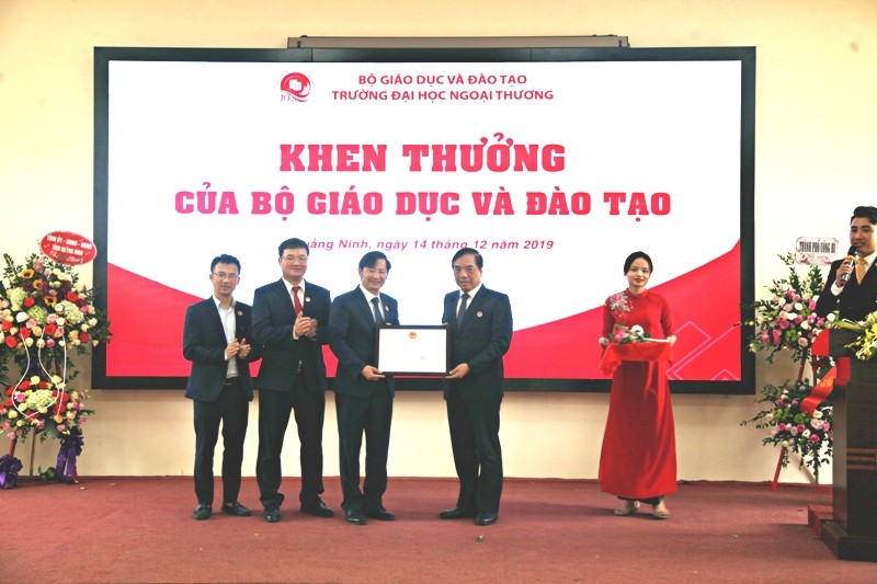 Lãnh đạo Trường ĐHNT trao thưởng cho Cơ sở Quảng Ninh