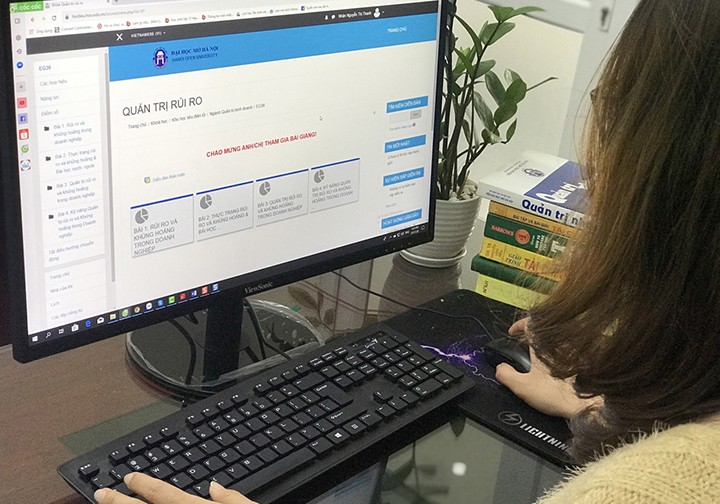 Sinh viên học trực tuyến để phòng, chống dịch bệnh viêm đường hô hấp cấp