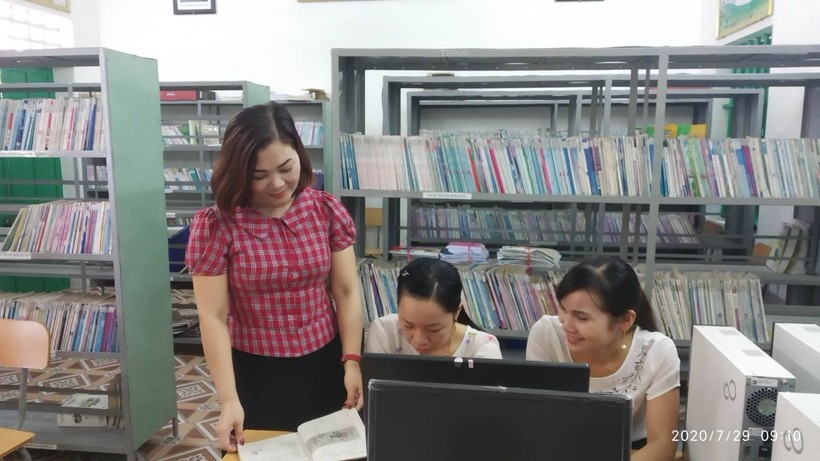 Các cô giáo Trường THCS Hải Cường, huyện Hải Hậu rà soát công tác thư viện.